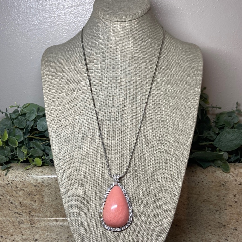 🔥3/$18🔥 AVON large pink pendant